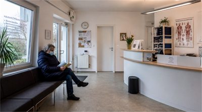 a small local clinic in Europe una pequeña clínica local en Europa